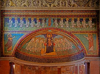 Oostkant en apsis: Christus en 12 apostelen, Mozes en Elias beneden: binnen de apsis zijn de Maagd en het Kind met schenker (Paus Paschal) en engelen